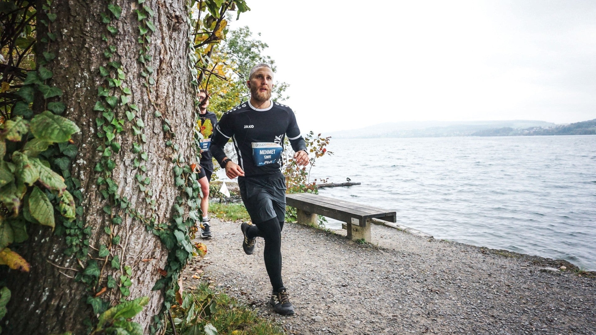 Mehmet, Mission-M Athlet, läuft einen Marathon am Seeufer in der Schweiz.