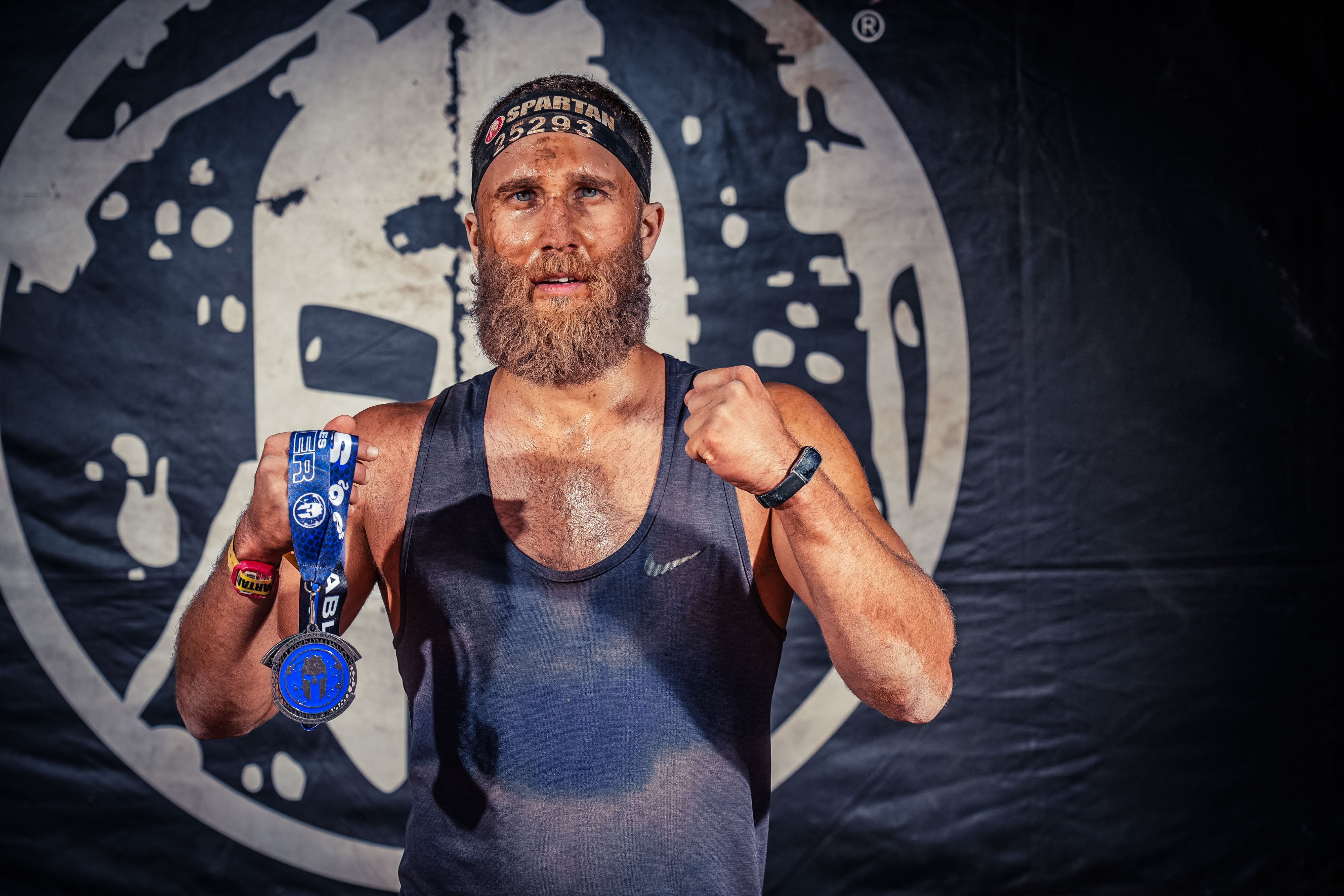 Mehmet beim Spartan Race in der Schweiz mit Finisher-Medaille.