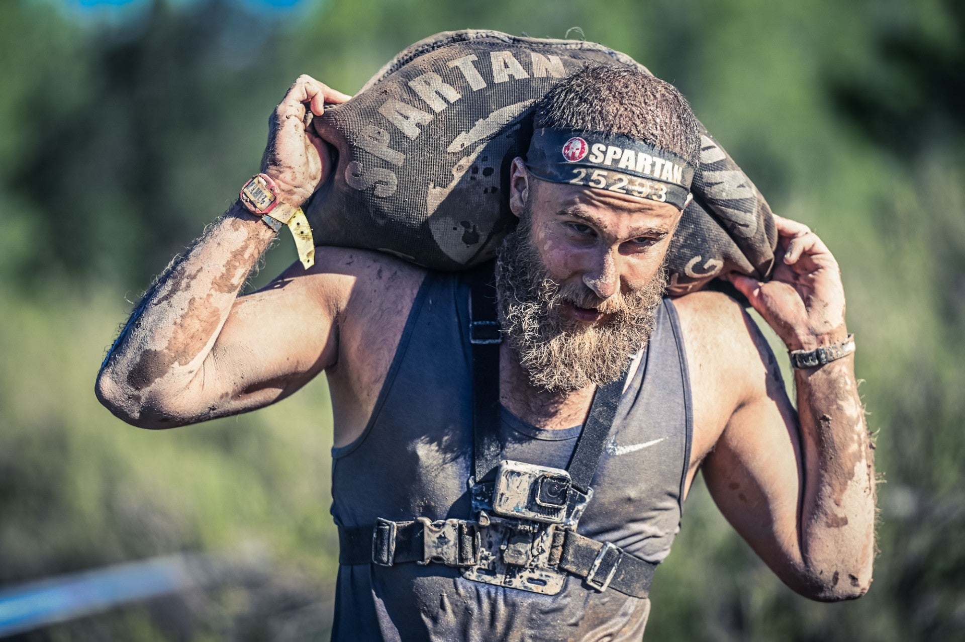 Mehmet beim Sandsack-Hindernislauf im Spartan Race in der Schweiz.